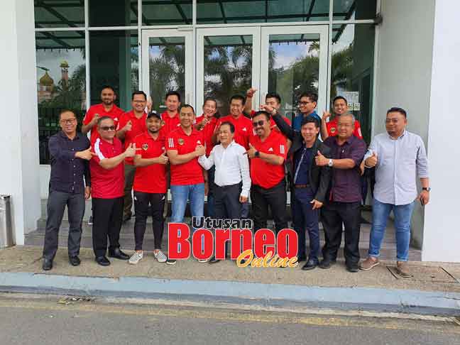  Posa (lima kanan) bersalaman dengan Fazzrudin sambil disaksikan barisan exco FAS dan KDFA di Kuching semalam.