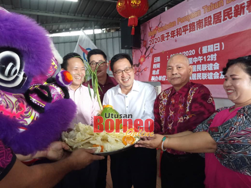 Chong (tiga kanan) hadir pada Majlis Sambutan Perayaan Tahun Baru Cina di Selangan Batu, Pending hari ini.