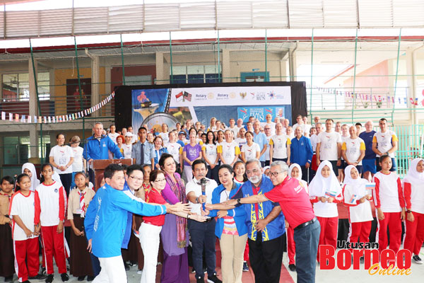  Krisha, RAy Febri, Mr Salil, Zainie dan kenamaan memegang obor larian.