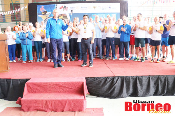  Salil Wilson dan Krishna Djelani memegang obor larian.