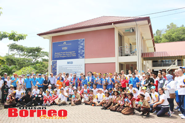  Peserta Peace Run 2020 bergambar sebaik menamatkan larian.