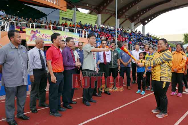   Larry bejadi ‘Kejohanan Olahraga  Majlis Sukan Sekolah Bahagian Sarikei ke-46 Tahun 2020’, ti dipejalai ba Kompleks Sukan Sarikei, kemari.