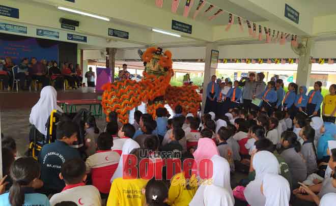 Mandangka tanda singa beserimbai enggau pengerami  Taun Baru China di SK Kuala Baram 2.