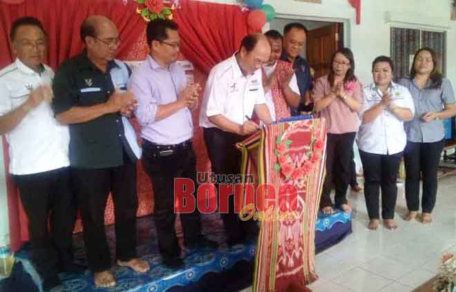  Gerawat menandatangani plak sebagai tanda perasmian ruai rumah panjang TR Sigan yang berwajah baharu.