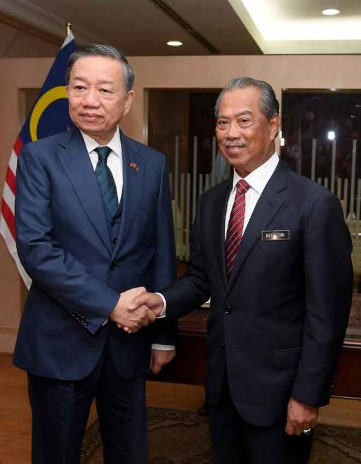  Muhyiddin  (kanan) bersalaman dengan To Lam ketika menerima kunjungan hormat Menteri Keselamatan Awam Vietnam di Kementeriannya semalam. — Gambar Bernama