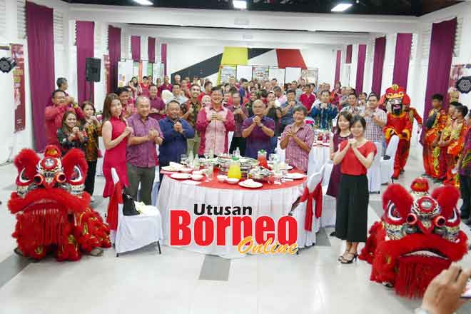  Andrew (empat kiba) ti datai ngulu pengerami ngintu Program ‘Gong Xi Fa Cai @ Komuniti’ ti diatur ba Palan Inovasyen Sarikei (SIC), malam ensana.