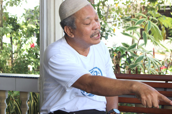 "Orang Bajau sudah tercatat dalam sejarah sejak ratusan tahun yang lalu. Dalam lontara Bugis, mereka disebut `tu ri je’ ne’ atau masyarakat yang hidup di atas laut. Raja Gowa yang pertama seorang perempuan bernama Tumanurung Bainea yang jatuh cinta  dan berkahwin dengan Karaeng Bahayo dari Bantaeng kira-kira pada tahun 1340."