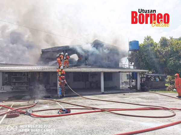  Anggota bomba menjalankan operasi pemadaman dalam kebakaran di Kampung Ganang Kepayan.