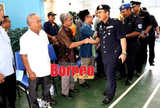  Zulkipli enggau bala pemesai kanan polis betabi enggau bala ketua raban bansa enggau bansa di Kampung Jepak.