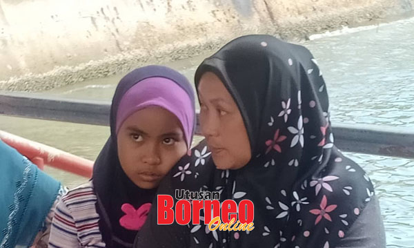  Roslina, isteri anggota PGA yang hilang berkata sesuatu kepada anaknya. 