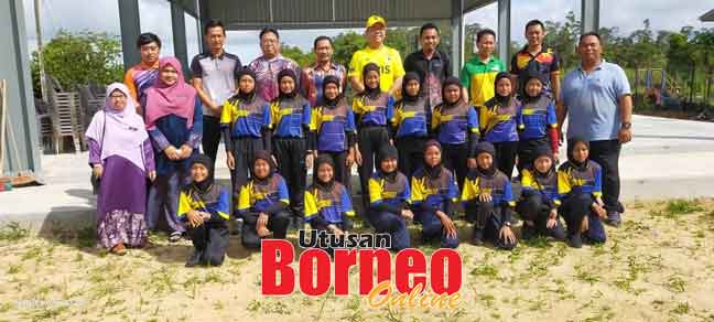  Ahmad Johnie (lima kanan, belakang) bersama pasukan sofbol SK Bawang Tian mewakili Mukah pada Kejohanan Sukan Sekolah-Sekolah Sarawak di Miri.
