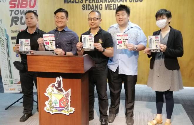 Izkandar  (tiga kiri) bersama yang lain menunjukkan risalah penganjuran STR 2020 selepas sidang media tadi.