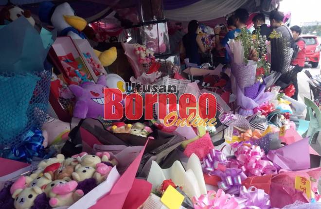 Pelbagai hadiah dan gubahan bunga dijual di gerai-gerai yang dibuka  sekitar bandar raya Kuching untuk mereka yang meraikan Hari Kekasih.
