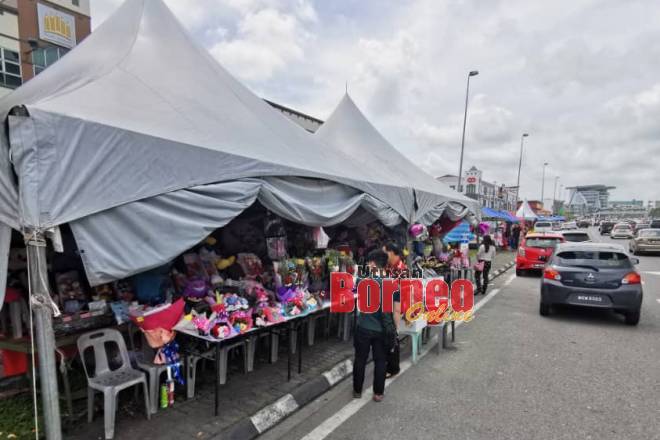 Deretan gerai menjual bunga di IOI, Jalan Tun Jugah menjadi tumpuan orang ramai.