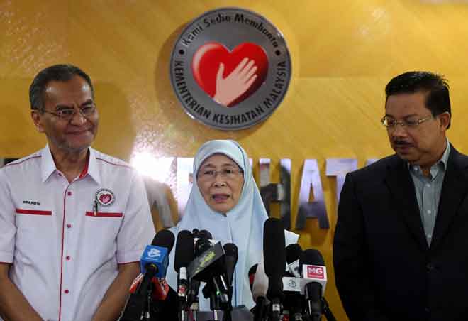  Wan Azizah (tengah) bercakap kepada media selepas mempengerusikan Mesyuarat Khas ‘High Level Committee’ Berhubung Isu Penumpang Kapal Persiaran Westerdam dan Kluster Penyakit COVID-19 di Kementerian Kesihatan dekat Putrajaya, semalam. Turut sama Dzulkefly (kiri) dan Ketua Setiausaha Negara Datuk Seri Mohd Zuki Ali. — Gambar Bernama