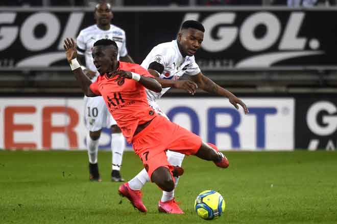  Penyerang Amien, Sehrou Guirassy (kanan) menjatuhkan pemain PSG, Idrissa Gueye ketika bersaing pada perlawanan liga di Stadium Licorne, Amiens kelmarin. — Gambar AFP