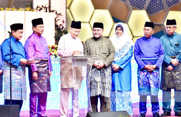  Tun Mahathir menyempurnakan gimik perasmian MTHQK Tahun 1441H/2020M.
