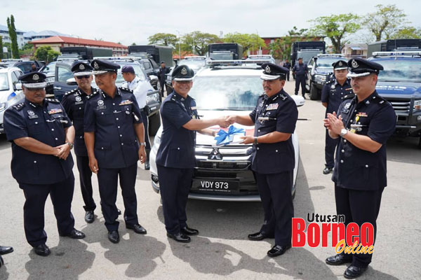  Zaini menyempurnakan majlis penyerahan kenderaan kepada pegawainya di IPK Sabah.