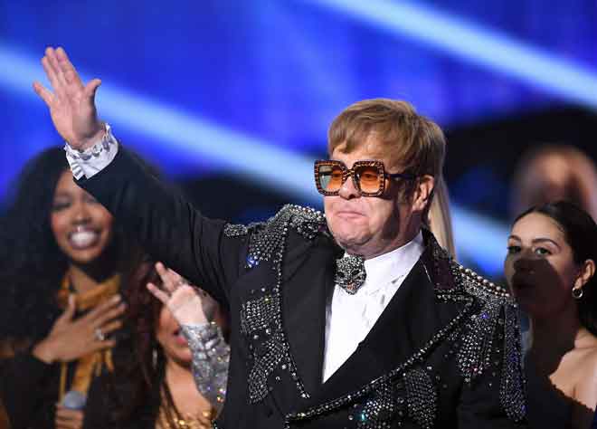  I’m Still Standing - A GRAMMY Salute’ di The Theater di Madison Square Garden, New York Januari lalu. Elton John dengan linangan air mata memohon maaf kepada peminatnya kerana terpaksa memendekkan konsert di New Zealand akibat pneumonia, Isnin lepas. — Gambar AFP