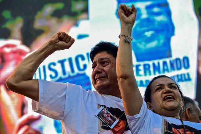  Silvino Baez (kiri) dan Graciela Sosa                     berhimpun bersama ribuan yang lain di luar bangunan Kongres di Buenos Aires, Argentina kelmarin ketika menuntut keadilan untuk anak lelaki mereka yang mati selepas dibelasah oleh sekumpulan pemain ragbi. — Gambar AFP