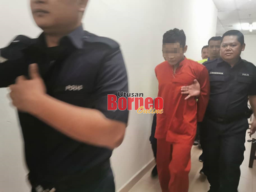 Suspek ketika berada di bilik tahanan Mahkamah Kuching. - Gambar oleh Roystein Emmor
