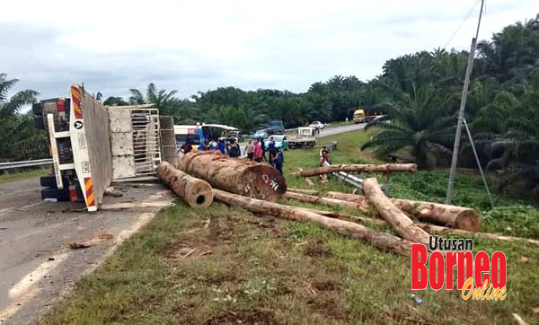  Lori balak hilang kawalan dan terbalik di Jalan Kalabakan-Sapulut.