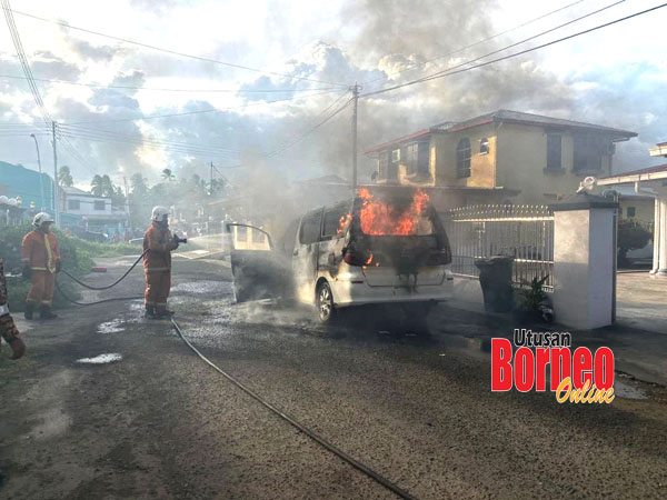  Anggota Bomba berusaha memadam api dan kenderaan MPV tersebut rentung akibat kebakaran itu.