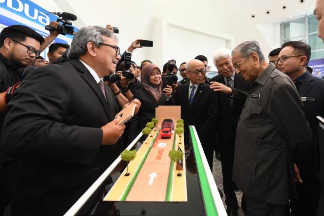 Dr Mahathir melawat ruang pameran selepas Majlis Pelancaran NAP 2020 di Kementerian Perdagangan Antarabangsa dan Industri hari ini. - Gambar BERNAMA.