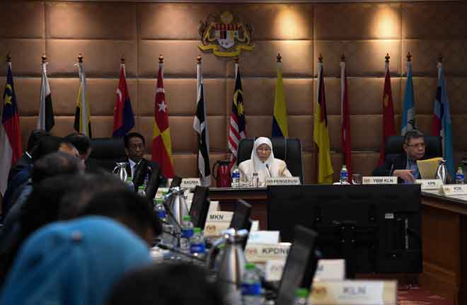  Dr Wan Azizah (tengah) mempengerusikan Mesyuarat Khas High Level Committee Jawatankuasa Pengurusan Bencana Pusat berhubung COVID-19 di Dewan Persidangan ICU Bangunan Perdana Putra, Putrajaya semalam. Turut hadir Menteri Luar Datuk Saifuddin Abdullah (kanan) dan Ketua Pengarah Agensi Pengurusan Bencana Negara (NADMA) Datuk Mohtar Mohd Abd Rahman (kiri).  — Gambar Bernama