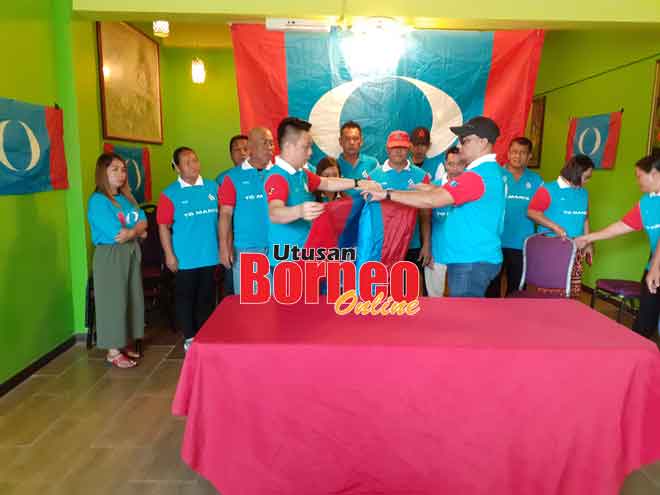  Hasrol (kiri) bersama beberapa ahli PKR Tanjung Manis melipat bendera PKR sebagai simbolik keluar parti semalam.