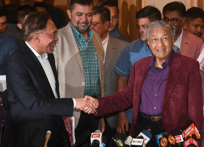 Dr Mahathir dan Anwar pada sidang media selepas mesyuarat Majlis Presiden PH, malam Jumaat.