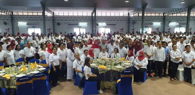 Uggah ditemani isterinya, Datin Amar Doreen Mayang dan tetamu kehormat lain pada Seminar 'Sarawak Kitai Empu' di dewan komuniti di Betong,  hari ini.