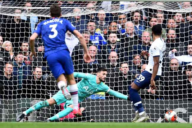  Alonso menjaringkan gol kedua Chelsea pada perlawanan Liga Perdana menentang Spurs di Stamford Bridge, London kelmarin. — Gambar AFP