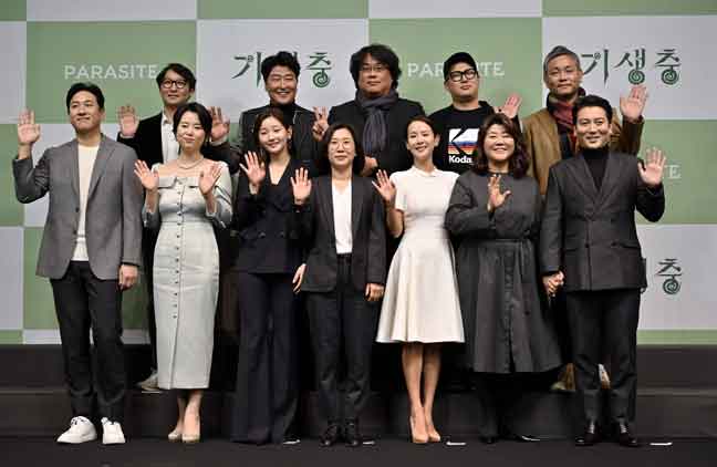  Gambar bertarikh 19 Februari 2020 menunjukkan Bong Joon-ho bergambar bersama barisan pelakon dan kru filem ‘Parasite’ semasa satu sidang media di Seoul, selepas filem arahannya itu menang Oscar untuk Filem Terbaik. — Gambar AFP