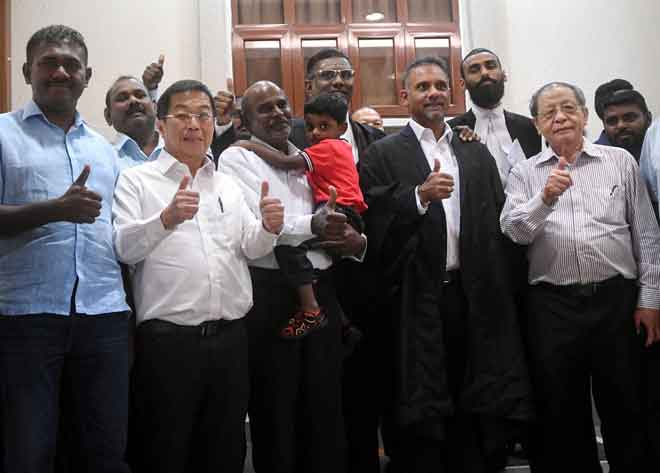  Mahkamah Tinggi semalam melepas dan membebaskan P. Gunasekaren (tiga kiri) daripada dua pertuduhan memberi sokongan kepada kumpulan pengganas LTTE. — Gambar Bernama