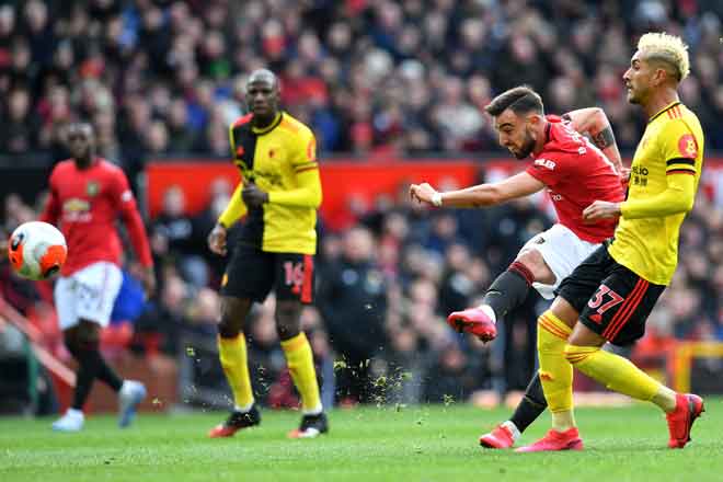  Fernandes (dua kanan) melepaskan rembatan ketika berdepan asakan daripada pemain Watford ketika bersaing pada perlawanan Liga Perdana di Old Trafford, Manchester kelmarin. — Gambar AFP