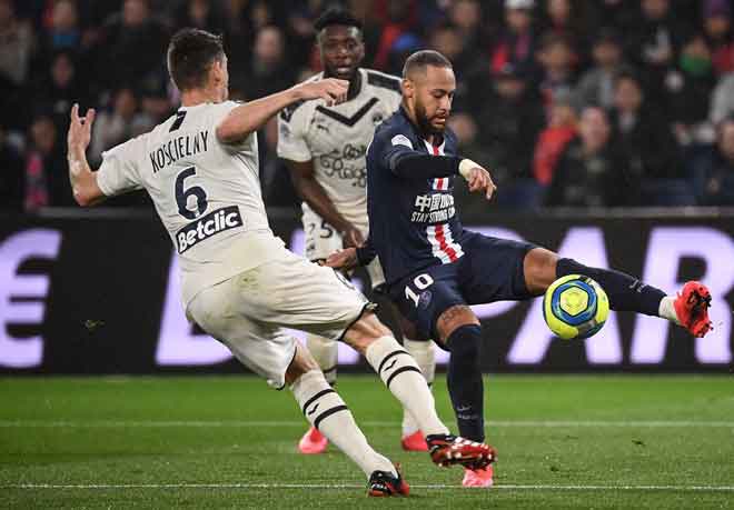  Neymar (kanan) bersaing dengan pemain pertahanan Bordeaux, Laurent Koscielny pada perlawanan Ligue 1 Perancis di Parc des Princes, Paris kelmarin. — Gambar AFP