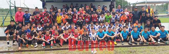  Abdullah bersama para pemain dan ibu bapa ketika perlawanan bola sepak persahabatan NFPD di Padang C, Sabtu lalu.