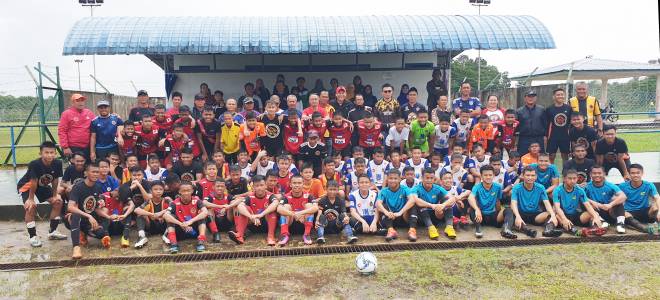 Abdullah bersama para pemain dan ibu bapa ketika perlawanan bola sepak persahabatan NFPD di Padang C, Sabtu lalu.