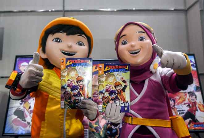  Maskot BoBoiBoy menunjukkan komik ‘The Next Chapter Siri Komik BoBoiBoy Galaxy Musim Dua’ sempena pelancaran komik tersebut. — Gambar Bernama