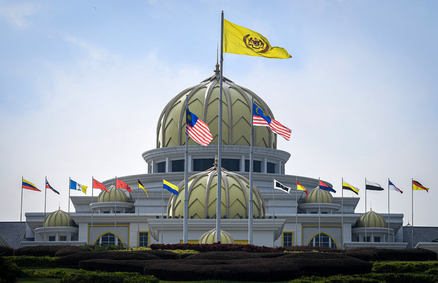 Bendera rasmi Seri Paduka Baginda Yang di-Pertuan Agong berkibar megah di Istana Negara pada Sabtu. - Gambar Bernama 