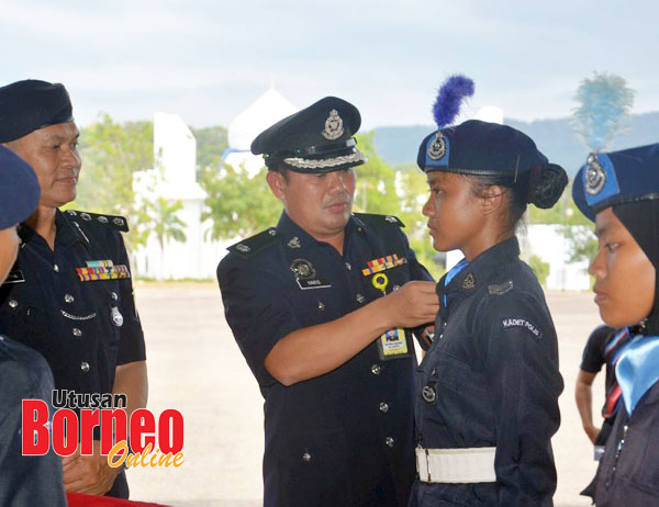  Haris menyempurnakan upacara pemakaian pangkat kepada salah seorang anggota kadet polis yang menyertai Perkemahan Kor Kadet Polis Peringkat Daerah Penampang, di Kem Briged Sabah PGA Kinarut, Papar.