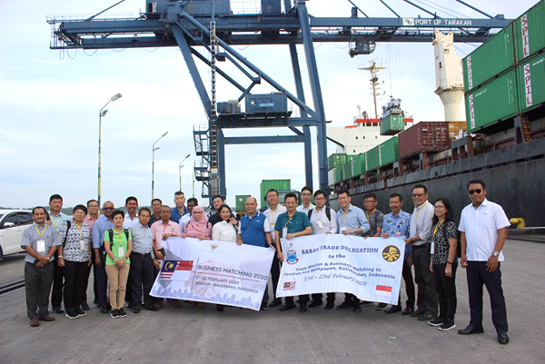  Rombongan DPBS bersama FMM Sabah bergambar dengan pegawai-pegawai pelabuhan Malundung.
