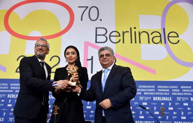  (Dari kiri) produser Farzad Pak, aktres Baran Rasoulof dan produser Kaveh Farnam menerima hadiah filem terbaik bagi pihak pengarah Mohammad Rasoulof semasa Festival Filem Berlin baru-baru ini. — Gambar AFP