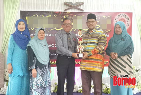  Nizam menyampaikan piala juara keseluruhan kepada Guru Besar SK Kinabutan.