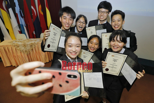 27,178 calon SPM layak terima sijil di Sarawak  Utusan 