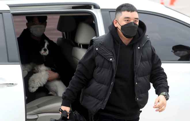  Bekas ahli kumpulan BIGBANG Seungri memakai topeng muka hitam ketika tiba di kem latihan tentera di Cheorwon pada 9 Mac lepas. Dengan menyertai angkatan tentera Korea Selatan, perbicaraan Seungri berhubung dakwaan yang berpunca daripada satu skandal seks dan dadah pada tahun lepas kini akan didengar oleh mahkamah tentera. — Gambar YONHAP / AFP