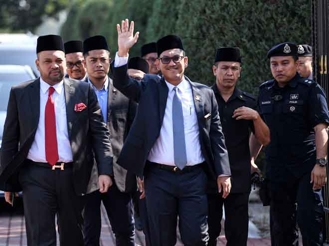  Ahmad Faizal meninggalkan Istana Kinta selepas menyembah maklumkan mengenai peletakkan jawatannya sebagai Menteri Besar Perak kepada Sultan Perak Sultan Nazrin Shah di Ipoh, semalam. — Gambar Bernama