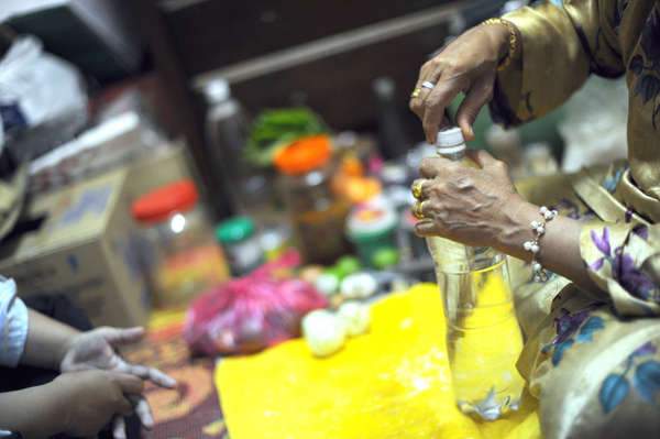  Percaya atau tidak, ada penduduk di Sabah percaya air yang dijampi adalah ubat tradisional untuk memulihkan kesakitan badan.