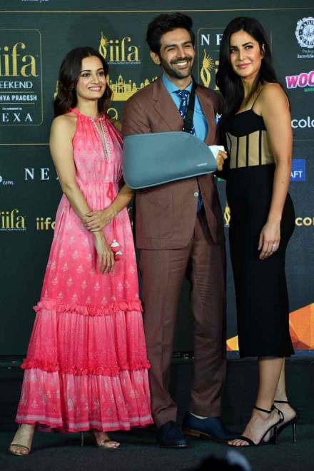  Gambar yang diambil pada 4 Mac 2020 ini menunjukkan pelakon Bollywood (dari kiri) Dia Mirza, Kartik Aaryan dan Katrina Kaif menghadiri sidang media IIFA di Mumbai. Bollywood baru-baru ini mengumumkan bahawa acara anugerah IIFA telah dibatalkan kerana “sensitiviti” krisis kesihatan yang semakin meningkat. — Gambar AFP